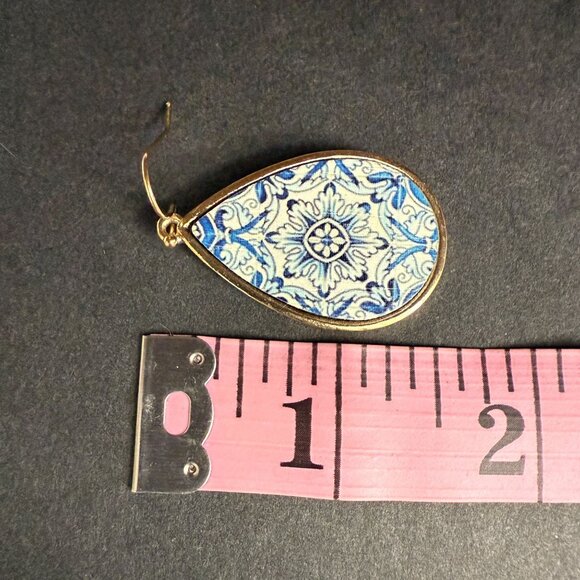 NOC Teardrop Wood Earrings Blue White Tile Pattern Gold-Tone Accents Lightweight - Picture 6 of 7